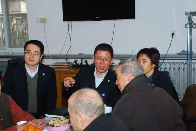 公司領導看望離退休老同志12.jpg 公司領導看望離退休老同志12.jpg